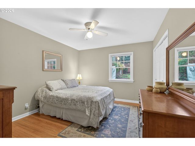 728 Ne ROYAL Ct, Portland, OR 97232