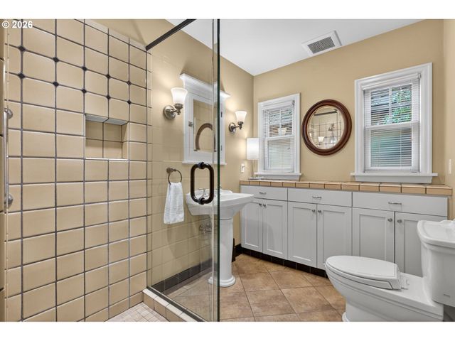 728 Ne ROYAL Ct, Portland, OR 97232