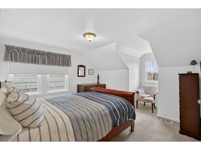 728 Ne ROYAL Ct, Portland, OR 97232