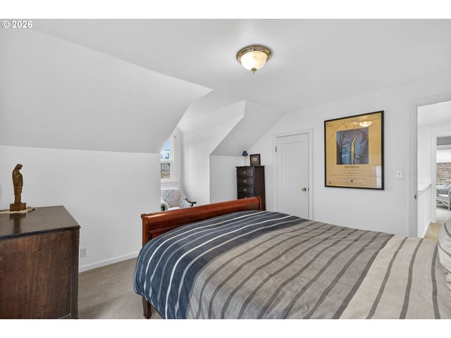 728 Ne ROYAL Ct, Portland, OR 97232