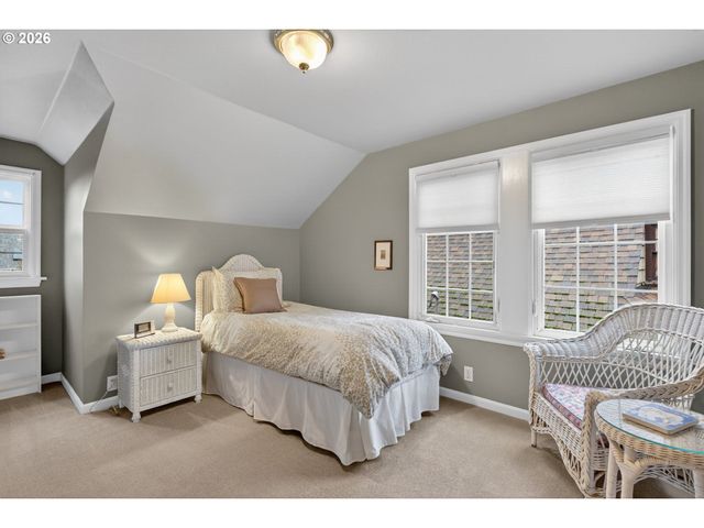 728 Ne ROYAL Ct, Portland, OR 97232