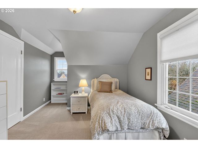 728 Ne ROYAL Ct, Portland, OR 97232