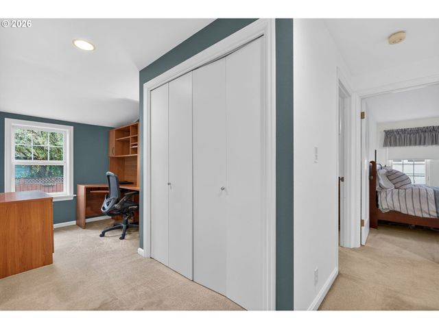 728 Ne ROYAL Ct, Portland, OR 97232