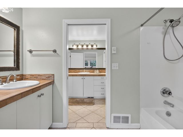 728 Ne ROYAL Ct, Portland, OR 97232