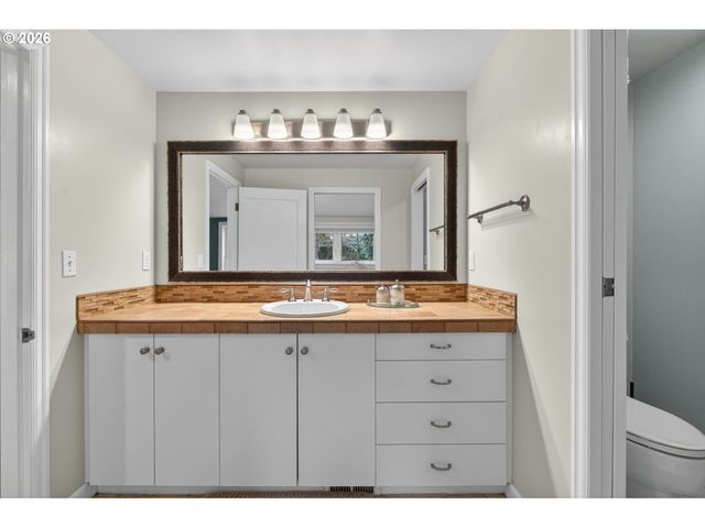 728 Ne ROYAL Ct, Portland, OR 97232