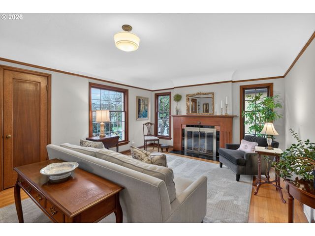 728 Ne ROYAL Ct, Portland, OR 97232