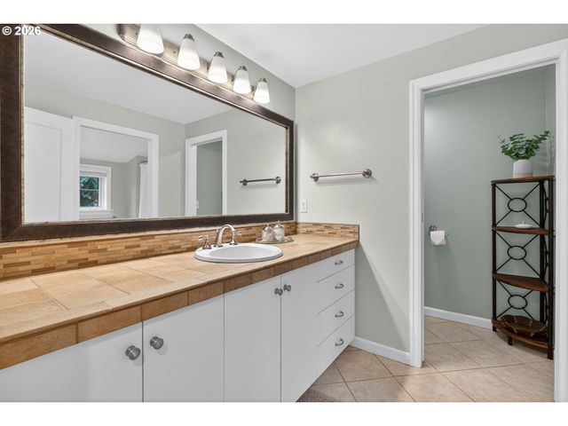 728 Ne ROYAL Ct, Portland, OR 97232