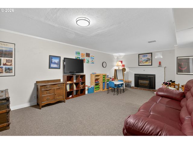 728 Ne ROYAL Ct, Portland, OR 97232