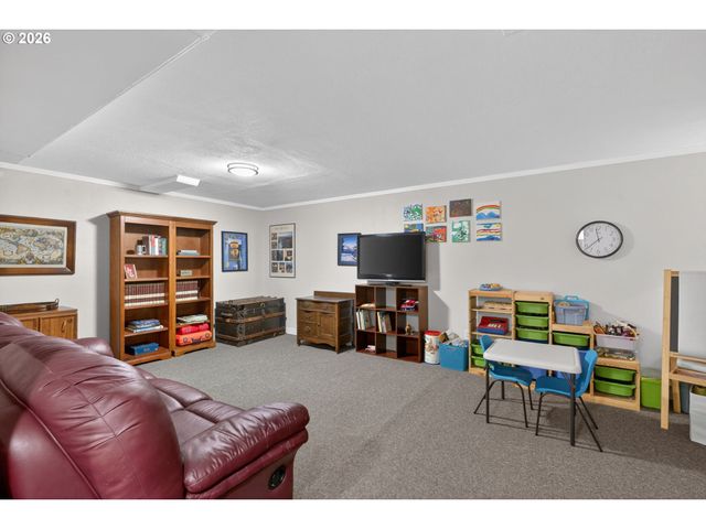 728 Ne ROYAL Ct, Portland, OR 97232