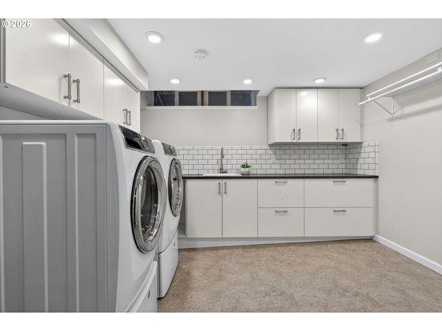 728 Ne ROYAL Ct, Portland, OR 97232