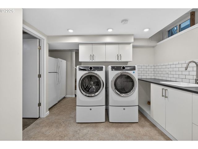 728 Ne ROYAL Ct, Portland, OR 97232