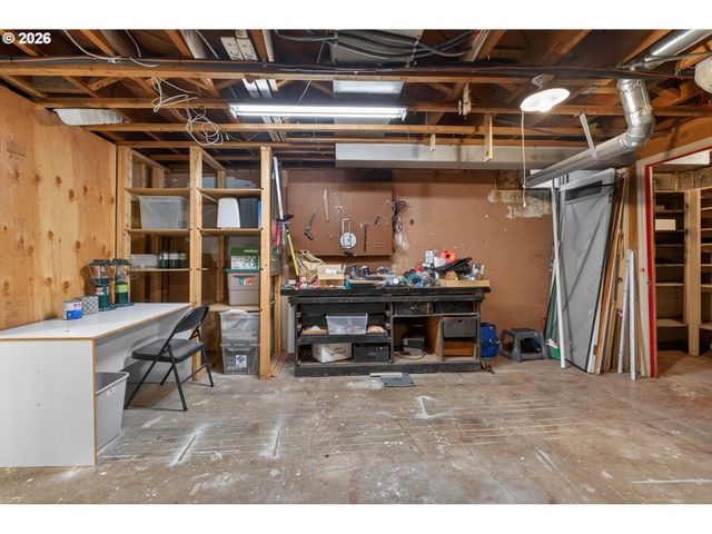 728 Ne ROYAL Ct, Portland, OR 97232