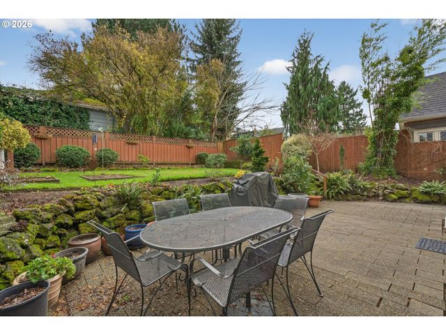 728 Ne ROYAL Ct, Portland, OR 97232
