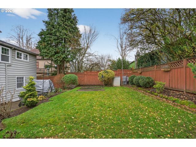 728 Ne ROYAL Ct, Portland, OR 97232