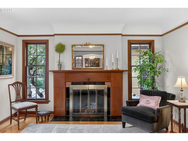 728 Ne ROYAL Ct, Portland, OR 97232