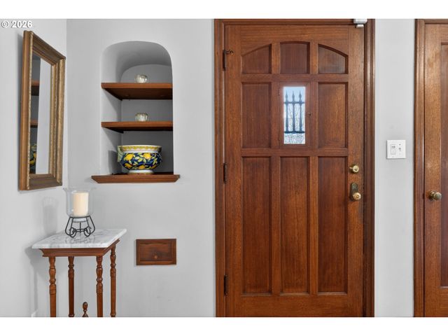 728 Ne ROYAL Ct, Portland, OR 97232