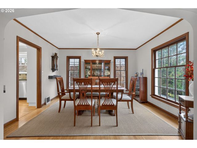 728 Ne ROYAL Ct, Portland, OR 97232