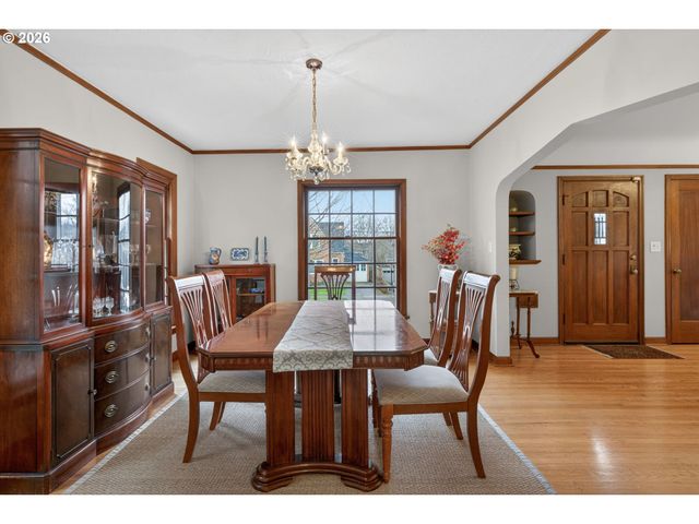 728 Ne ROYAL Ct, Portland, OR 97232