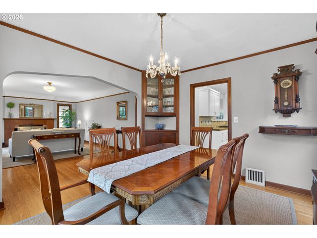 728 Ne ROYAL Ct, Portland, OR 97232