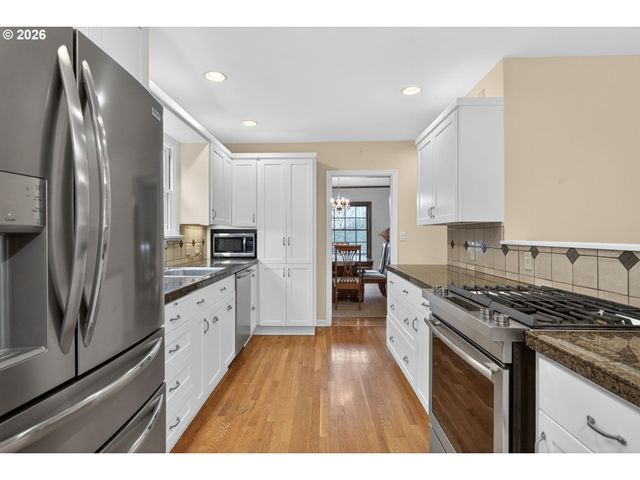 728 Ne ROYAL Ct, Portland, OR 97232