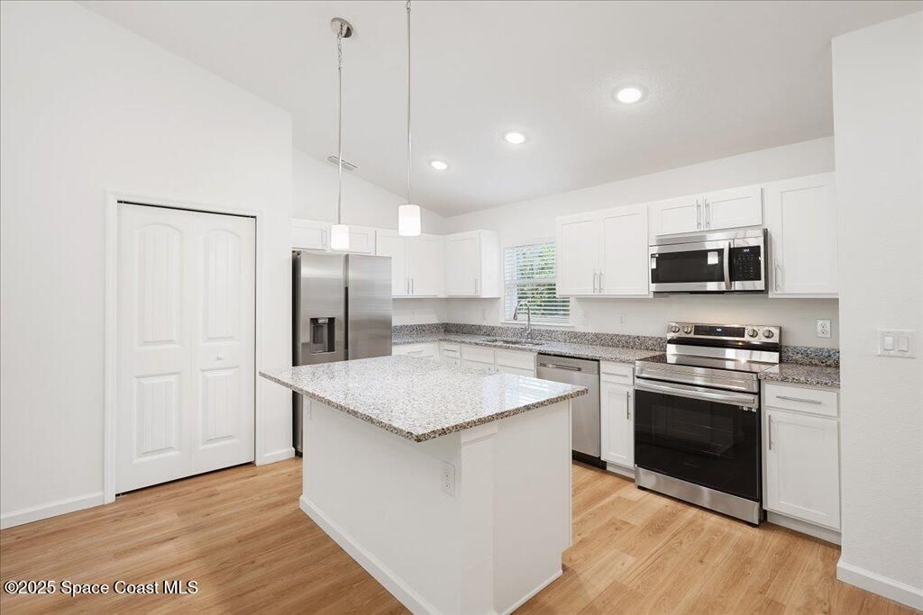 Image 7 of property listing at 419 Carpenter Avenue NW 14, Palm Bay, FL 32907