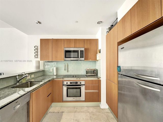 1050 Brickell Ave 2722, Miami, FL 33131