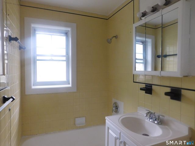 45 Oakview Circle 203, Bridgeport, CT 06604