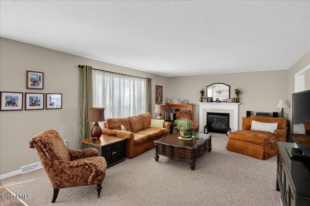 28 Stableford Place, Halfmoon, NY 12118