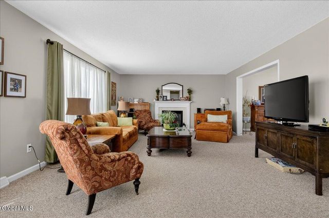 28 Stableford Place, Halfmoon, NY 12118