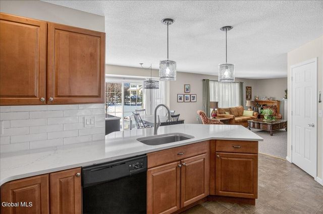 28 Stableford Place, Halfmoon, NY 12118