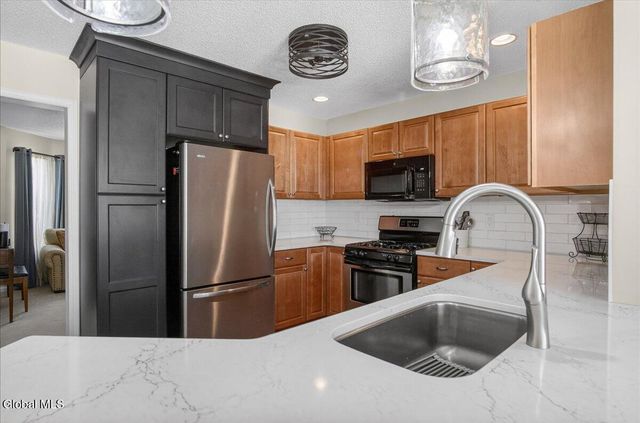 28 Stableford Place, Halfmoon, NY 12118