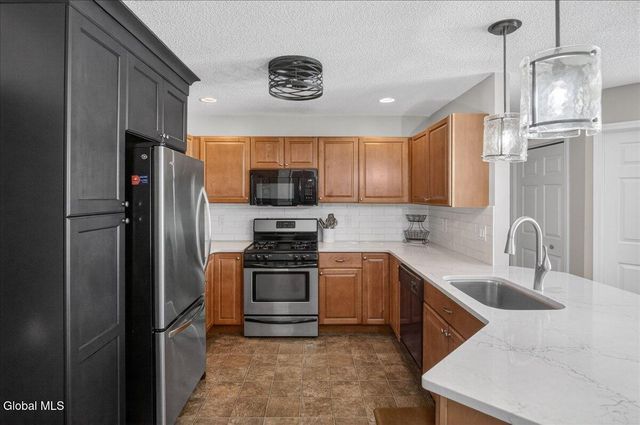 28 Stableford Place, Halfmoon, NY 12118