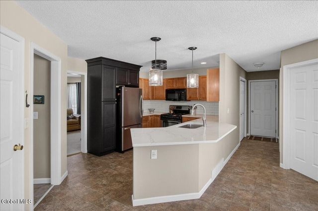 28 Stableford Place, Halfmoon, NY 12118