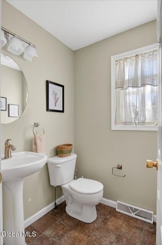 28 Stableford Place, Halfmoon, NY 12118