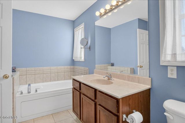 28 Stableford Place, Halfmoon, NY 12118