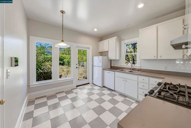 133 Pinole St, Hercules, CA 94547