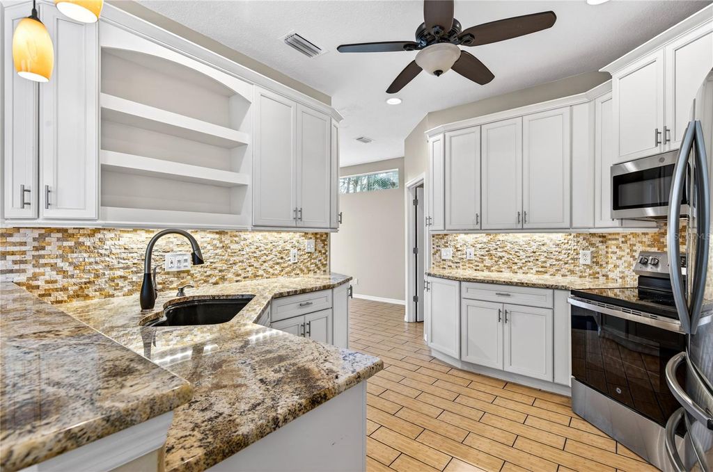 Image 16 of property listing at 10801 SPRING MOUNTAIN PLACE, Tampa, FL 33626