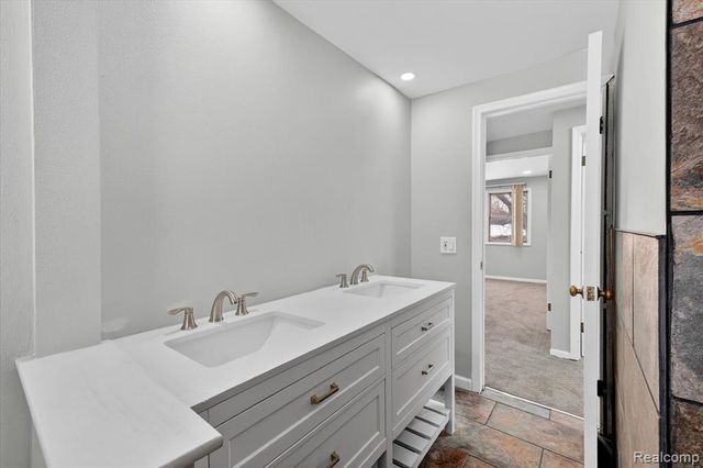 30310 Valenti Drive, Warren, MI 48088