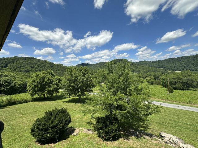 16 Eckert Ln, Pleasant Shade, TN 37145