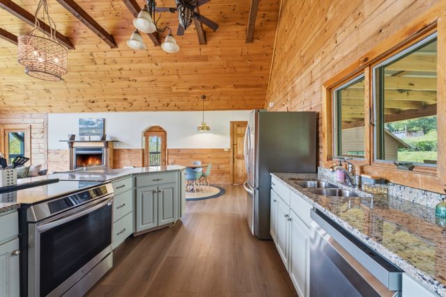 16 Eckert Ln, Pleasant Shade, TN 37145