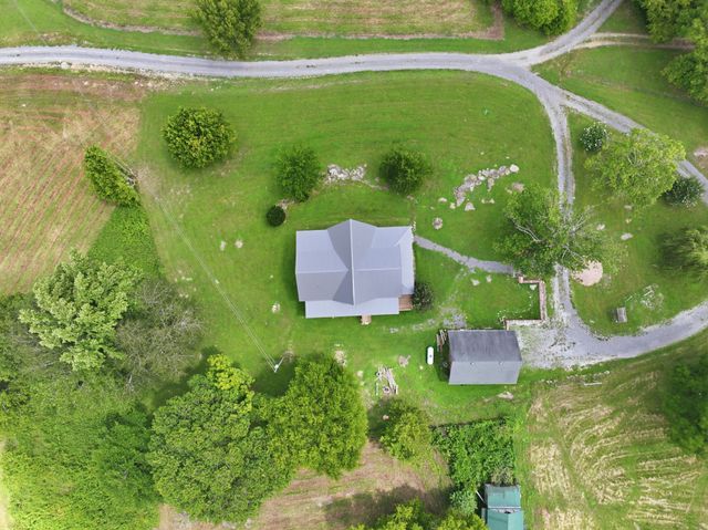 16 Eckert Ln, Pleasant Shade, TN 37145