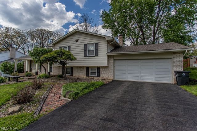 8523 Sleepy Hollow Drive NE, Warren, OH 44484