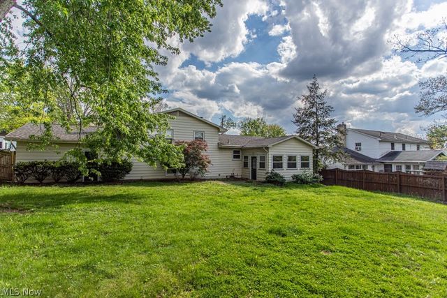 8523 Sleepy Hollow Drive NE, Warren, OH 44484