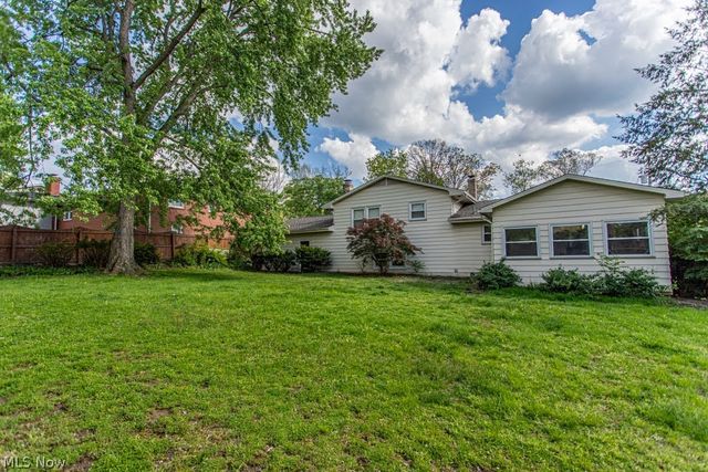 8523 Sleepy Hollow Drive NE, Warren, OH 44484
