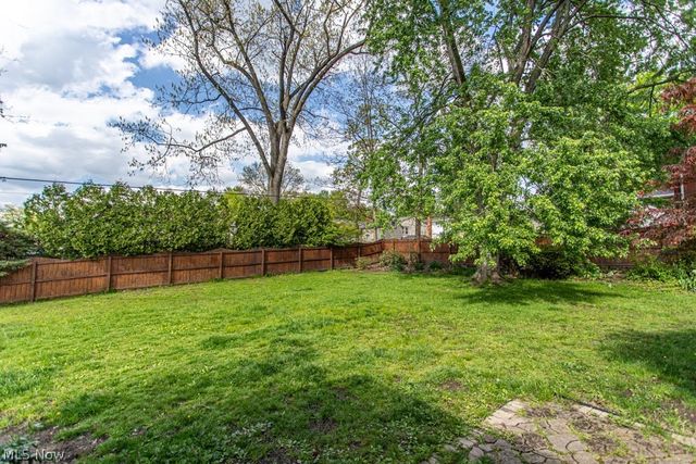 8523 Sleepy Hollow Drive NE, Warren, OH 44484