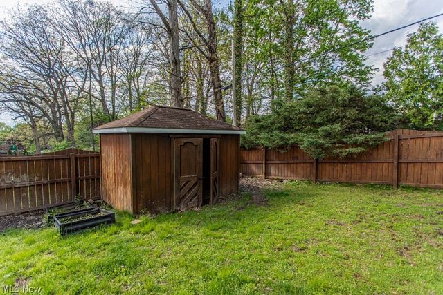 8523 Sleepy Hollow Drive NE, Warren, OH 44484