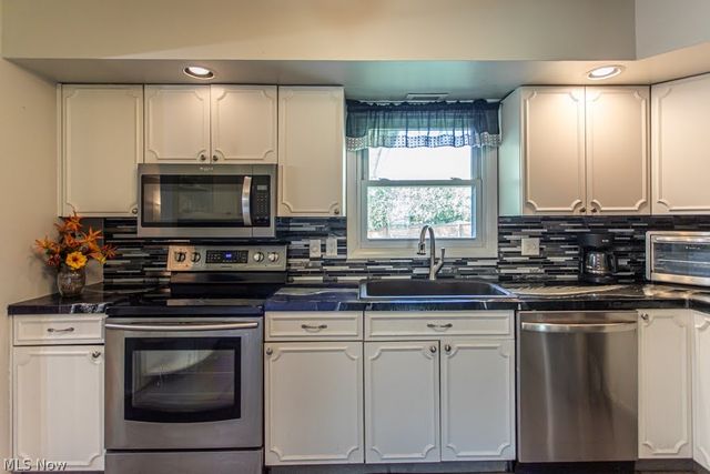 8523 Sleepy Hollow Drive NE, Warren, OH 44484