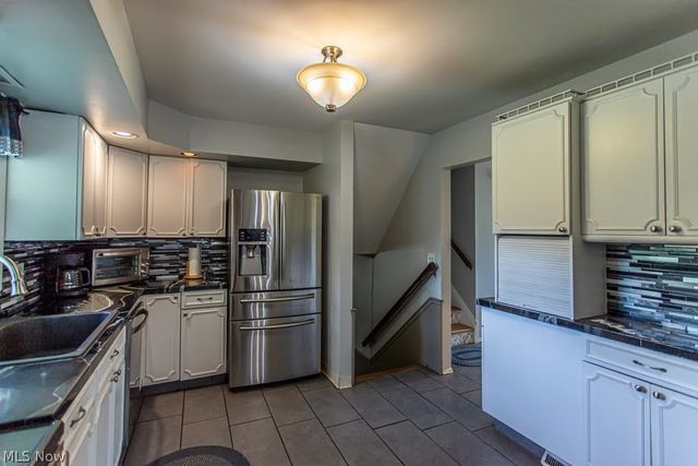 8523 Sleepy Hollow Drive NE, Warren, OH 44484