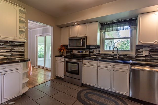 8523 Sleepy Hollow Drive NE, Warren, OH 44484