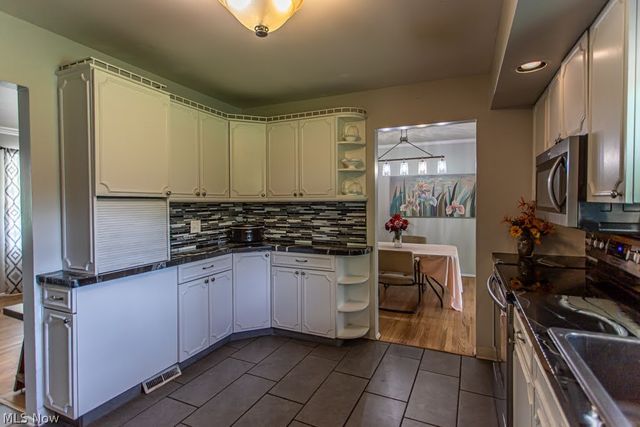 8523 Sleepy Hollow Drive NE, Warren, OH 44484